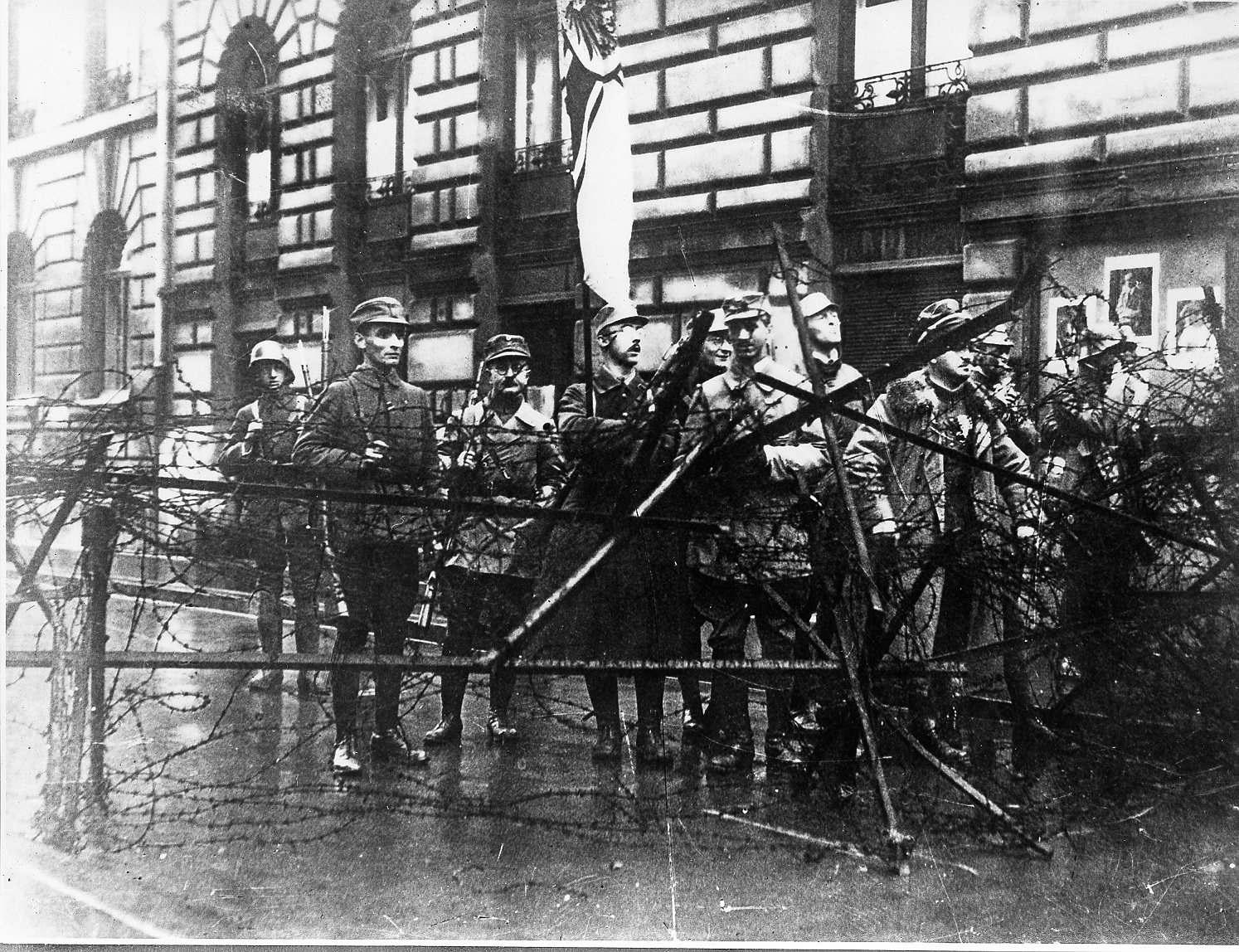 Nationalsozialisten unter ihnen Heinrich Himmler, hinter einer Straßenbarrikade in München.