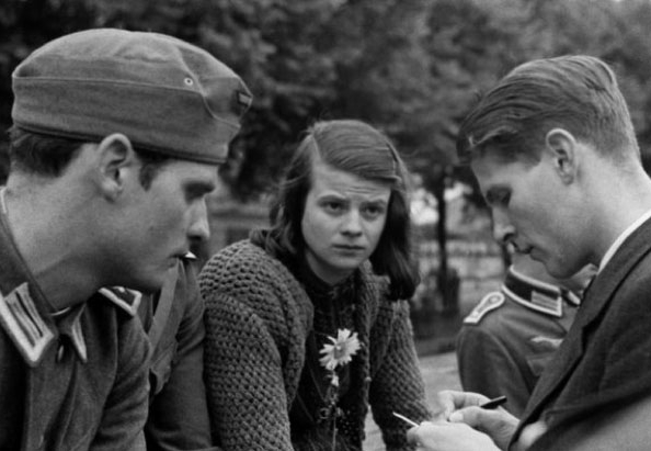 Hans und Sophie Scholl mit ihrem Freund Christoph Probst im Juli 1942.